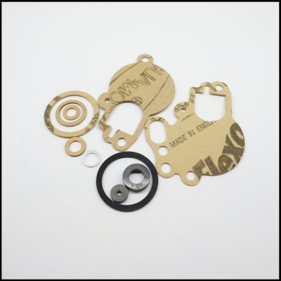 Conjunto de juntas e anilhas motor em cortiça, borracha e metal sobre fundo branco