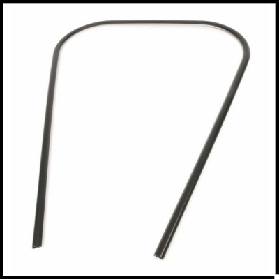 Estrutura metálica preta em forma de U invertido