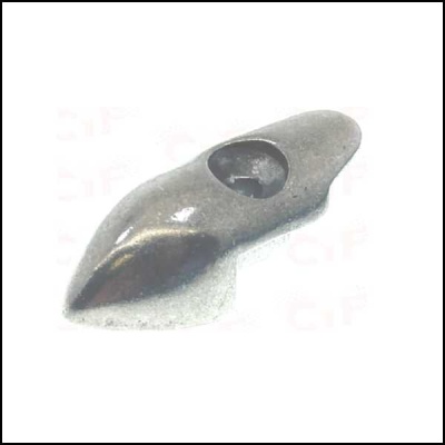 Peça metálica cinzenta com buraco circular sobre fundo branco