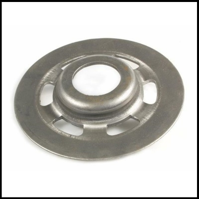 Disco metálico circular prateado com aberturas e cavidade central