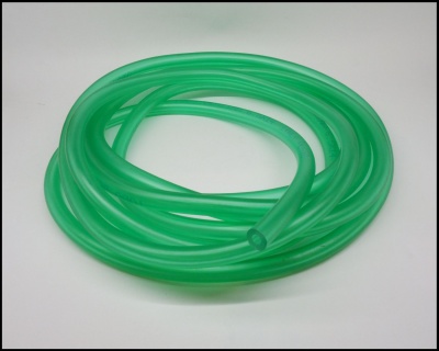 Mangueira de plástico verde translúcida enrolada