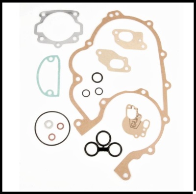 Conjunto de juntas de motor de vários materiais e cores sobre fundo branco