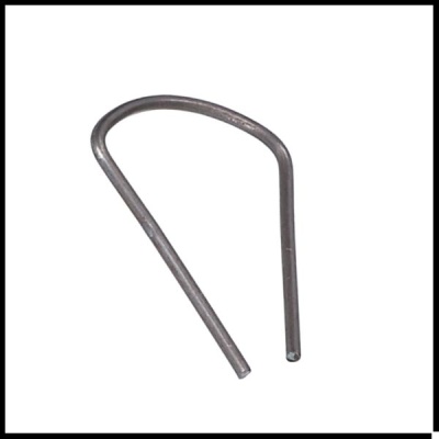 Clipe metálico em forma de U cinzento em fundo branco