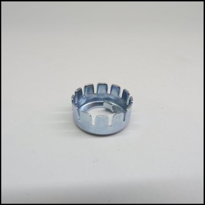 peça metálica circular prateada com recortes verticais sobre fundo branco