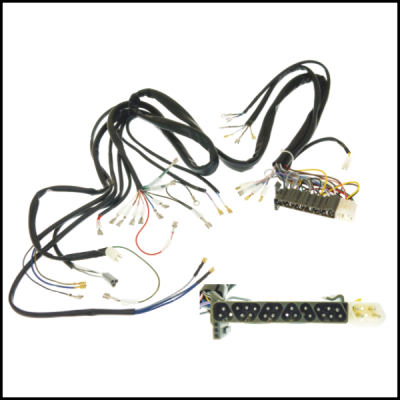 Cabos eletrónicos com conectores e fios coloridos sobre fundo branco