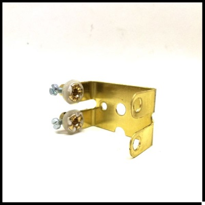 Suporte metálico dourado com parafusos e ilhóses brancos