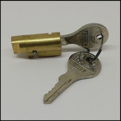 Cilindro de fechadura em latão com chave metálica prateada