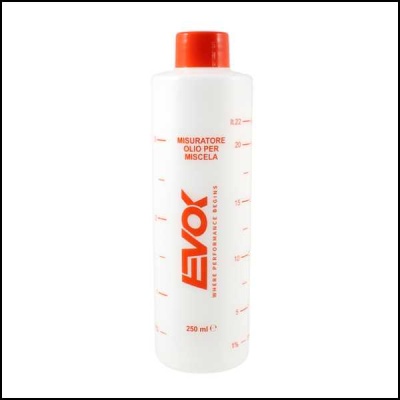 Frasco branco com tampa vermelha e marcações vermelhas da EVOR para medição de óleo