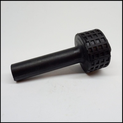 Peça preta em plástico com cabeça circular em padrão de grelha