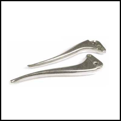 Dois manípulos metálicos prateados lisos com orifícios para montagem