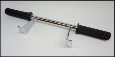 Barra metálica cromada com pegas pretas e suportes metálicos