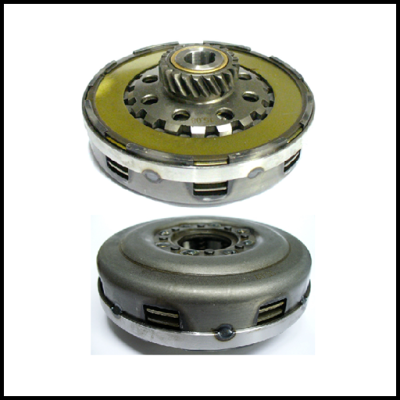 Peças metálicas circulares com engrenagens e superfícies de aço prateado e amarelo