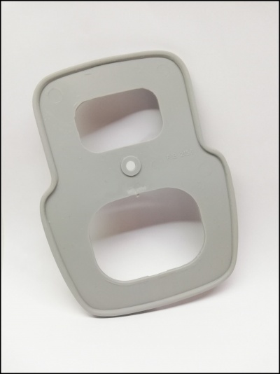 Suporte ou base de plástico cinzento com dois recortes retangulares.