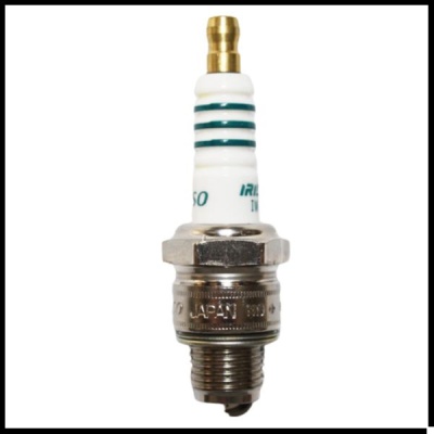 vela de ignição metálica com isolante branco e linhas verdes