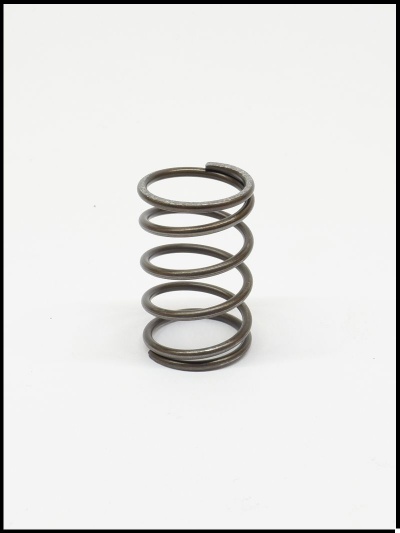 Mola metálica helicoidal sobre fundo branco