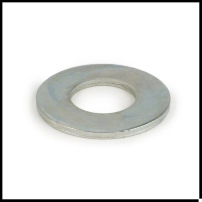 Arruela metálica prateada circular com furo central