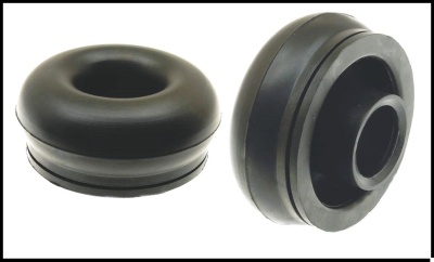 Peças pretas de borracha em formato de anel sobre fundo branco