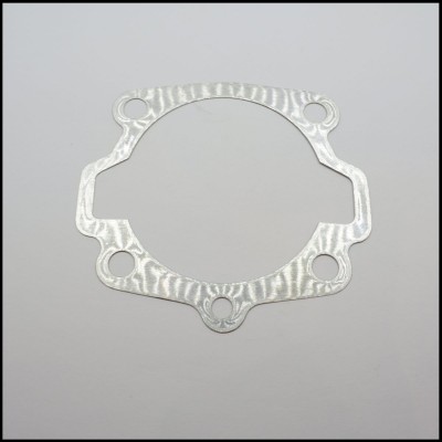 Junta metálica prateada com cinco orifícios e textura ondulada sobre fundo branco