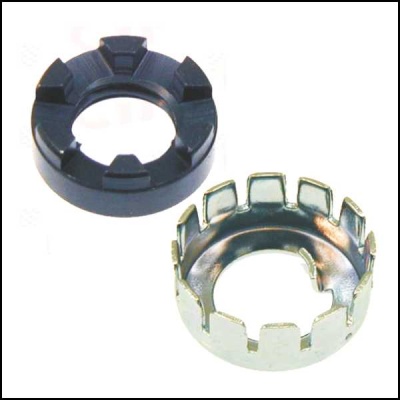 Duas porcas estala ômega, uma preta e outra metálica, com recortes retangulares.