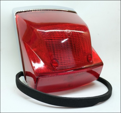 Luz traseira automóvel vermelha com base metálica cromada e borracha preta circular