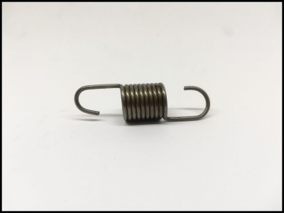 mola metálica cilíndrica com ganchos em fundo branco