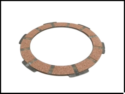 Disco de embraiagem com segmentos de fricção castanhos e base metálica cinza