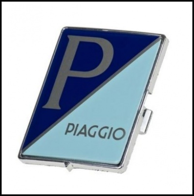 Emblema metálico azul e azul claro com texto PIAGGIO