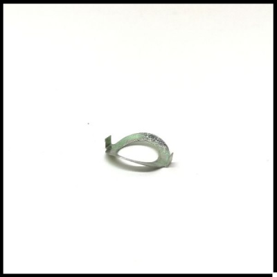 Anel de metal pequeno prateado em fundo branco