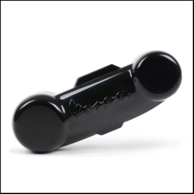 Peça plástica preta brilhante com inscrição Vespa