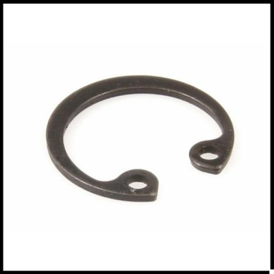 Anel de retenção metálico preto com dois furos em fundo branco