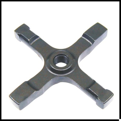 Peça metálica em forma de cruz com furo central