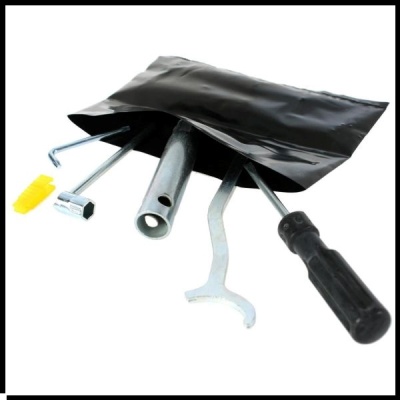 Conjunto de ferramentas para bicicletas em saco plástico preto, com chaves e alavanca metálica e pregos amarelos