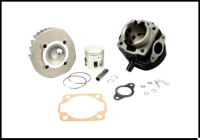 Peças mecânicas de motor em metal cinza e junta bege sobre fundo branco