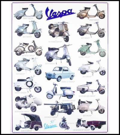 Cartaz com imagens de scooters Vespa em várias cores e modelos clássicos.