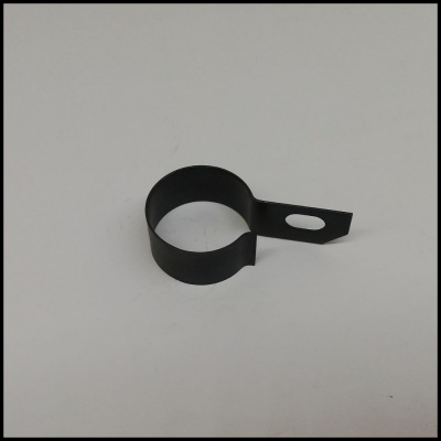 Abraçadeira metálica preta circular com extensão e orifício