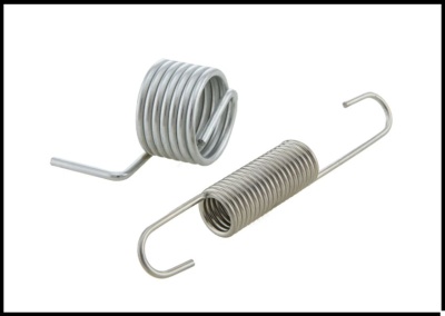 Duas molas metálicas prateadas com diferentes formas colocadas lado a lado