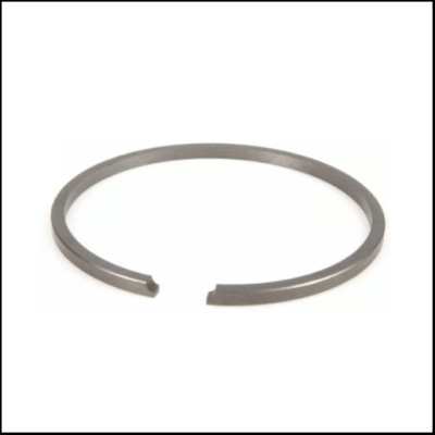 Anel metálico cinzento aberto sobre fundo branco