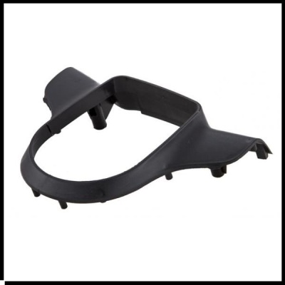 Componente plástico preto em forma circular com abas sobre fundo branco