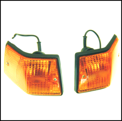 Par de luzes indicadoras de direção dianteiras laranja com molduras pretas e cabos pretos