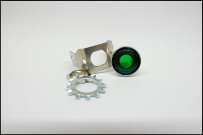 Componentes mecânicos metálicos com lente verde sobre fundo branco