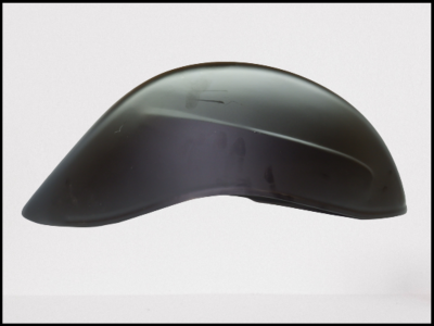 Capacete preto com acabamento brilhante e formato aerodinâmico