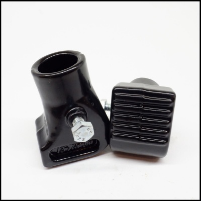 Suporte de pedal em metal preto com parafuso aparente e pedal texturizado