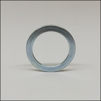 Anel metálico prateado em fundo branco