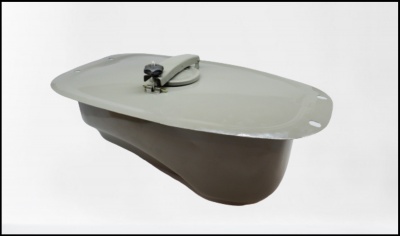 Vaso sanitário cinza com tampa e trava metálica sobre fundo branco