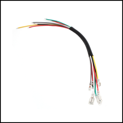 Fios elétricos coloridos com terminais metálicos e pontas desencapadas