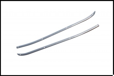 Duas barras metálicas curvas prateadas com furos sobre fundo branco