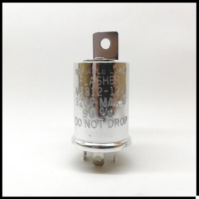 relé metálico prateado com texto gravado