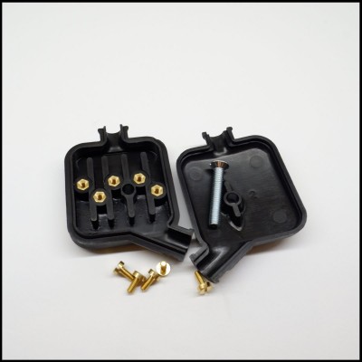 Conjunto de caixas plásticas pretas com parafusos e porcas douradas e prateadas