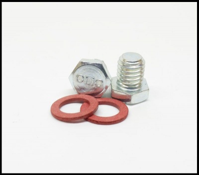 Parafusos hexagonais metálicos com juntas planas vermelhas sobre fundo branco