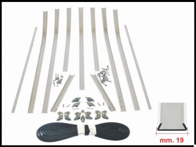 Conjunto de tiras brancas, parafusos, peças plásticas e fita preta para montagem